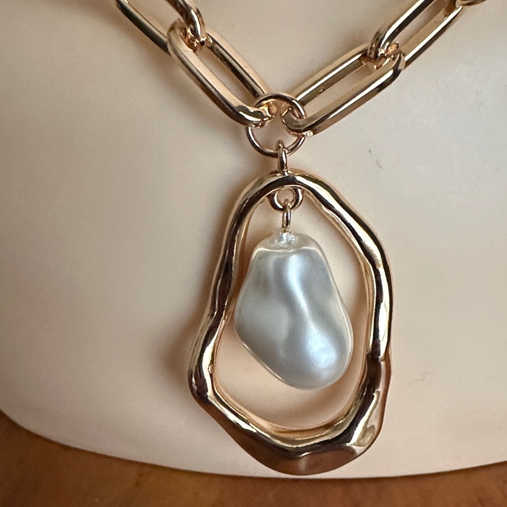 Camila Coelho Gold Link Necklace with Iridescent Pearl Pendant - Picture 3 of 11